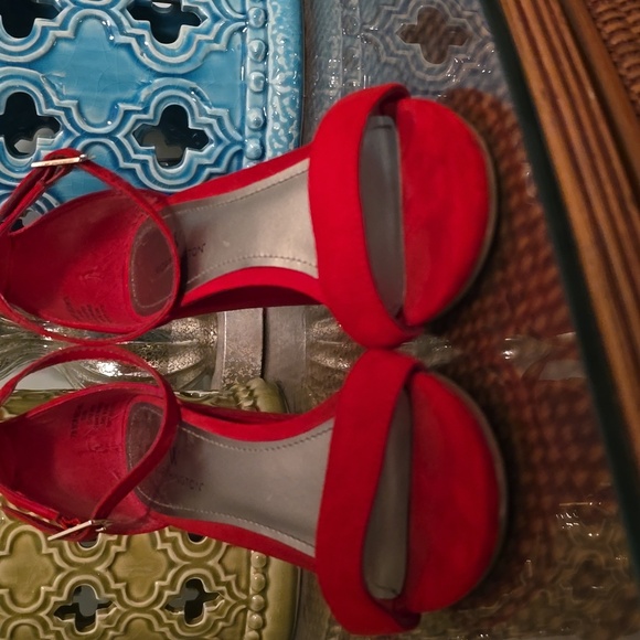 Faux Suede Red Women's Heels EUC Size 7 (#10) - Picture 4 of 10